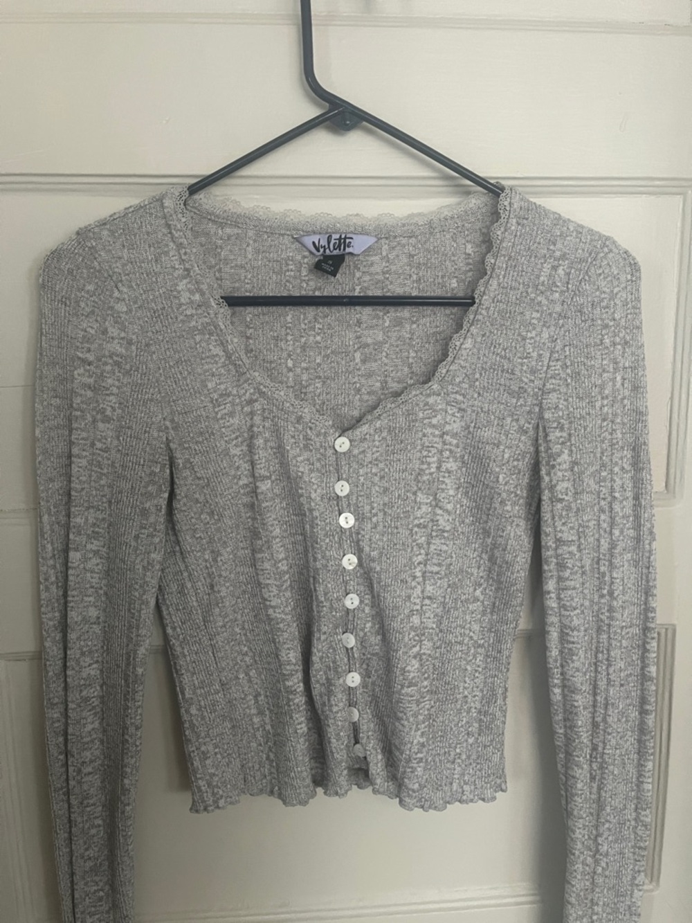 Voltte Gray Ribbed Button-Front Long Sleeve Tee